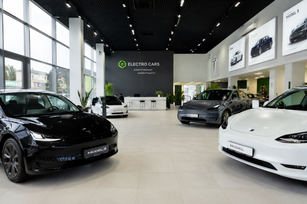 Автосалон Electro Cars з електромобілями Tesla Model 3 та Model Y у виставковому залі